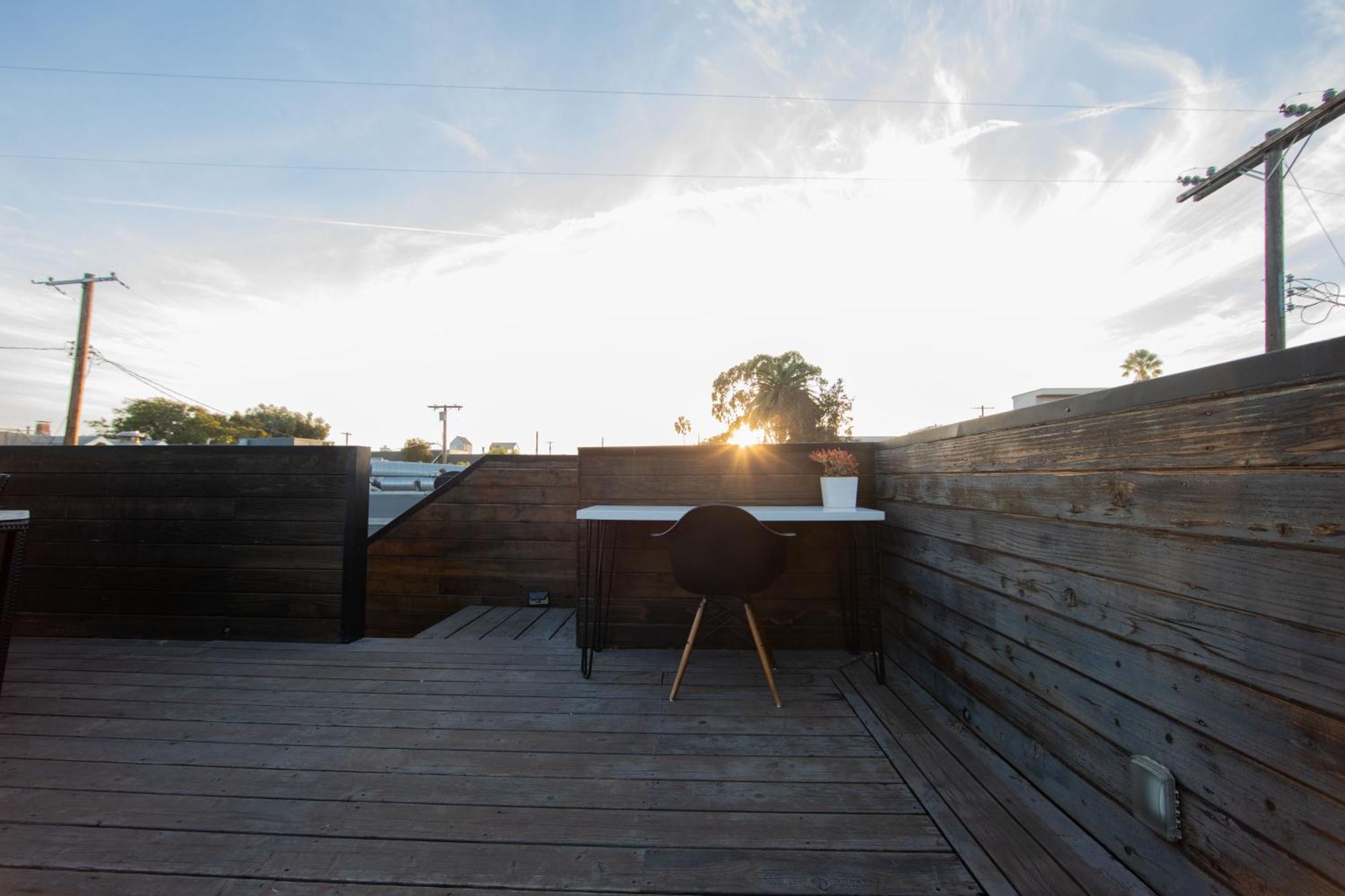 Venice Beach Studio With Large Private Patio Steps To The Beach 로스앤젤레스 외부 사진