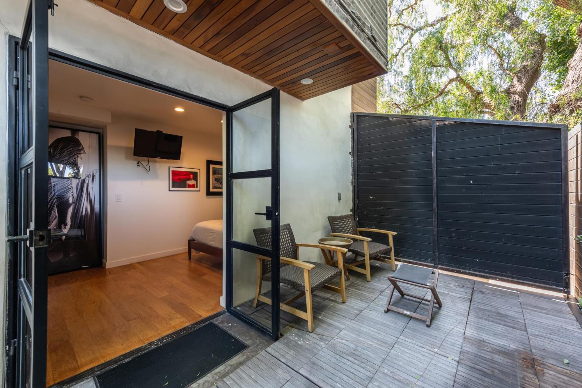 Venice Beach Studio With Large Private Patio Steps To The Beach 로스앤젤레스 외부 사진