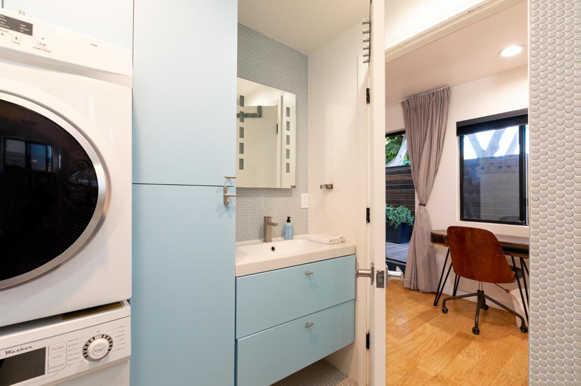 Venice Beach Studio With Large Private Patio Steps To The Beach 로스앤젤레스 외부 사진