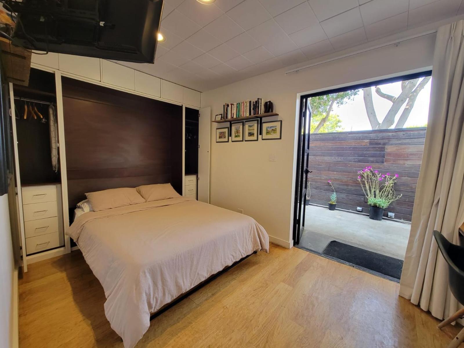 Venice Beach Studio With Large Private Patio Steps To The Beach 로스앤젤레스 외부 사진